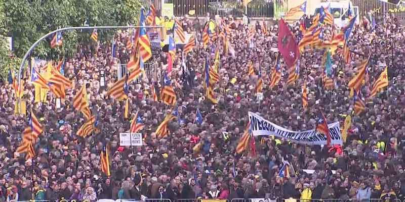   مظاهرات عنيفة في برشلونة..والأمن يحاول يسيطر علي الموقف