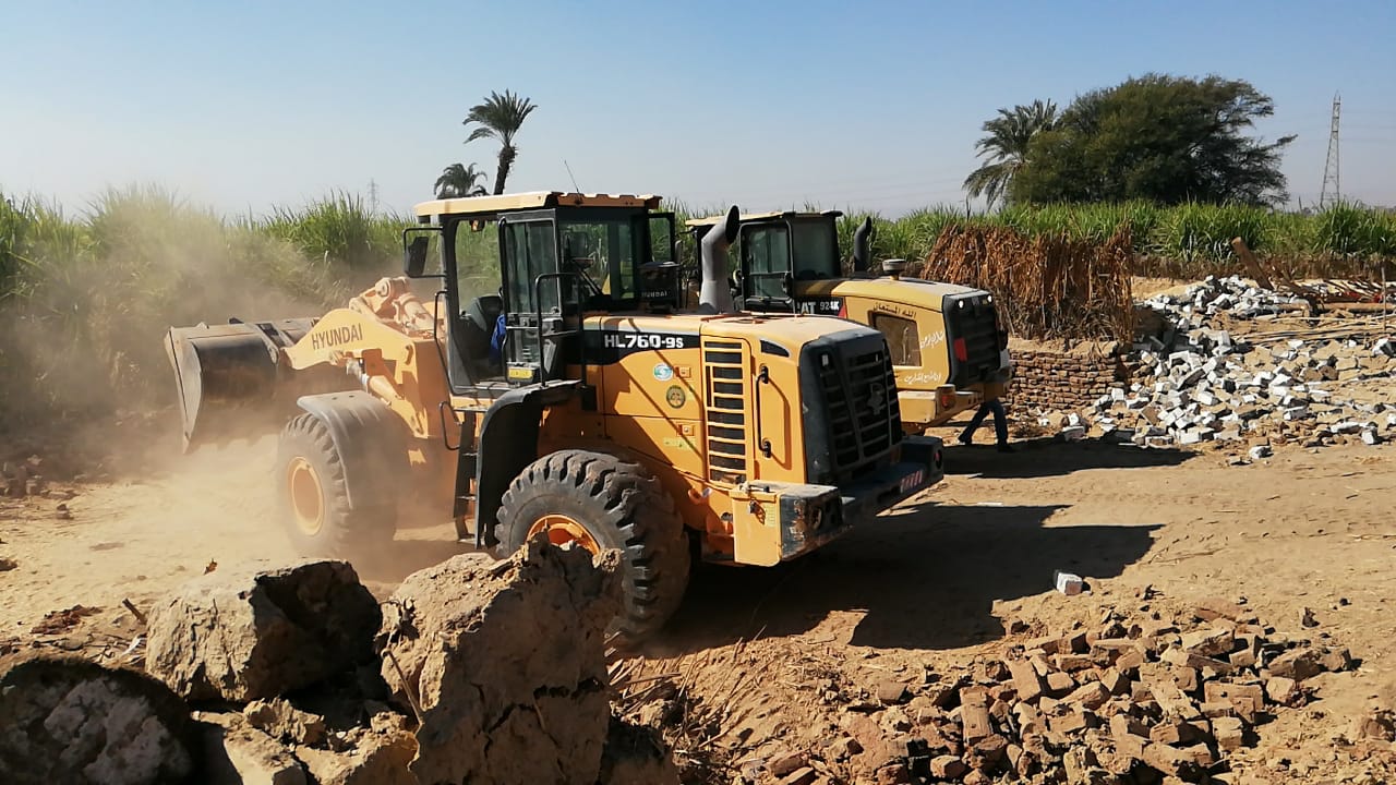   صور|| محافظ قنا: إزالة 81 حالة تعدي علي الأراضي الزراعية ورفع  273 طن مخلفات بمدينة قوص