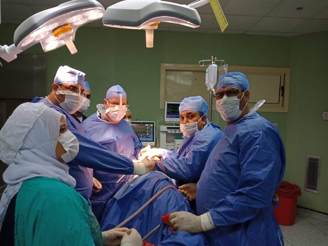   بالصور | نجاح أول عملية جراحة بقسم جراحة القلب والصدر بمستشفى بنها النموذجى للتأمين الصحي