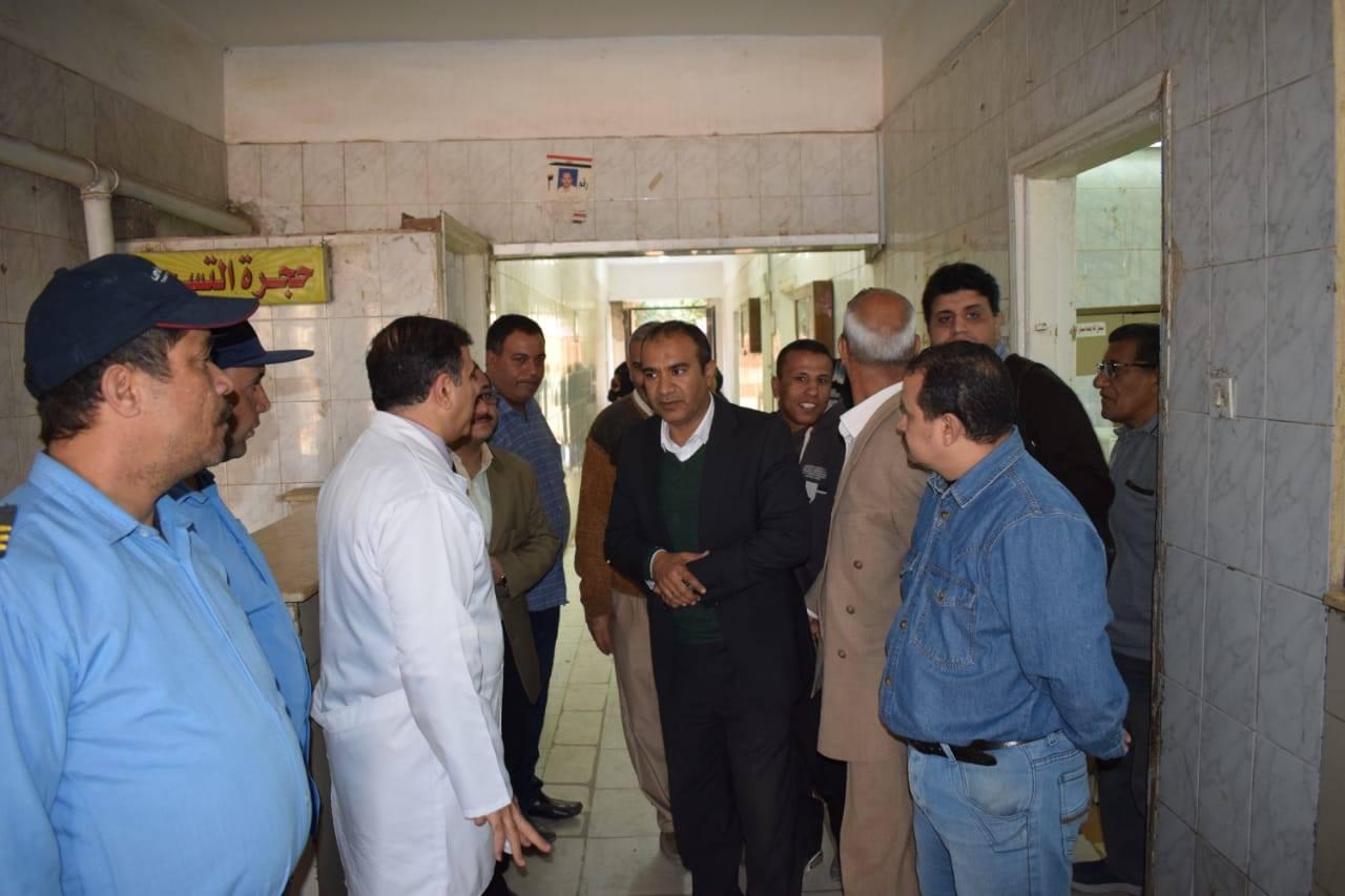   تركوا العمل بدون عذر.. محافظ المنيا يحٌيل 12 طبيبًا وموظفًا بمستشفى أبوقرقاص للتحقيق