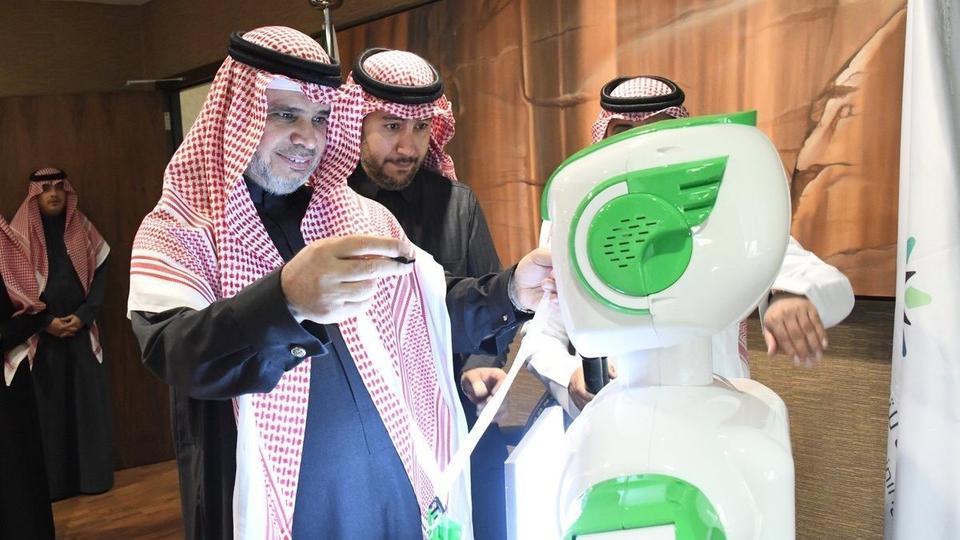   «روبوت آلي» يتسلم وظيفته الحكومية في السعودية