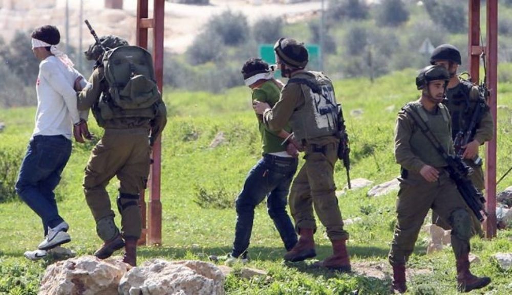 الاحتلال يعتقل 12 فلسطينياً بالضفة الغربية