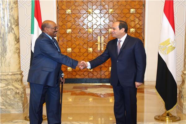   السيسى يهنئ البشير بيوم استقلال السودان
