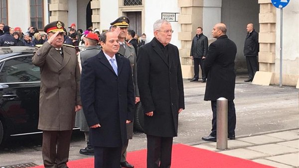   شاهد||  الرئيس السيسى يوجه تحية للمصريين أمام القصر الرئاسي بالنمسا