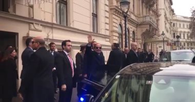   شاهد| الرئيس السيسي يقف لتحية الجالية المصرية لحظة وصوله مقر إقامته فى فيينا