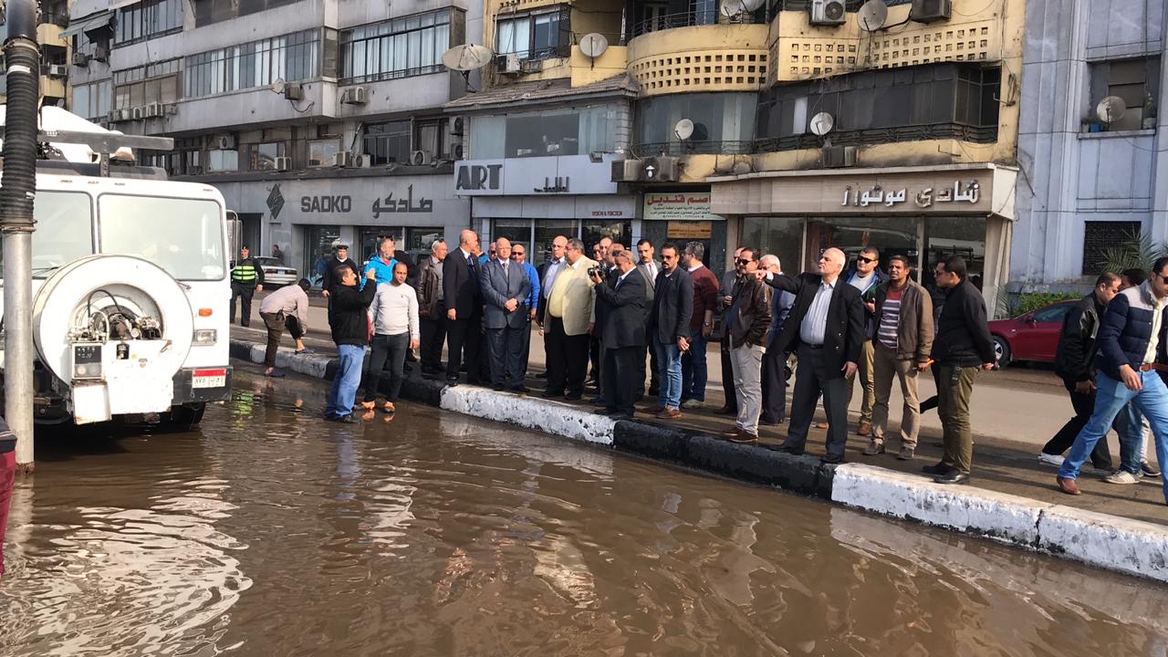   صور| محافظ القاهرة يتفقد موقع كسر ماسورة مياه كورنيش النيل أمام ماسبيرو