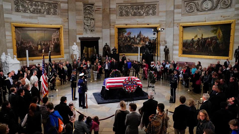   شاهد|| جثمان بوش الأب قبل تجهيزه لمراسم الجنازة