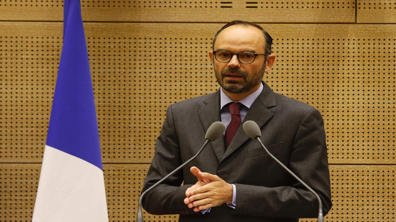   رئيس الحكومة الفرنسية سيعلن تعليق زيادة الضرائب على الوقود
