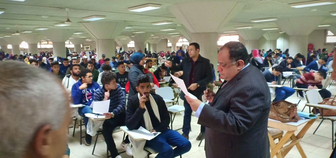  رئيس جامعة حلوان يتفقد امتحانات الطلاب