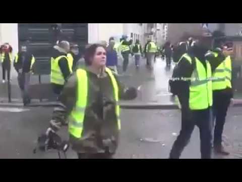   شرطية فرنسية تخاطب المتظاهرين: لاتخربوا باريس مثلما فعل العرب فى بلادهم