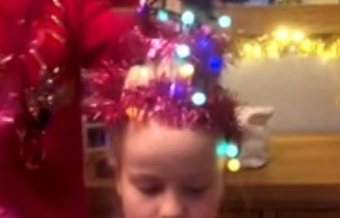   شاهد | أم تحول شعر طفلتها إلى شجرة «كريسماس»