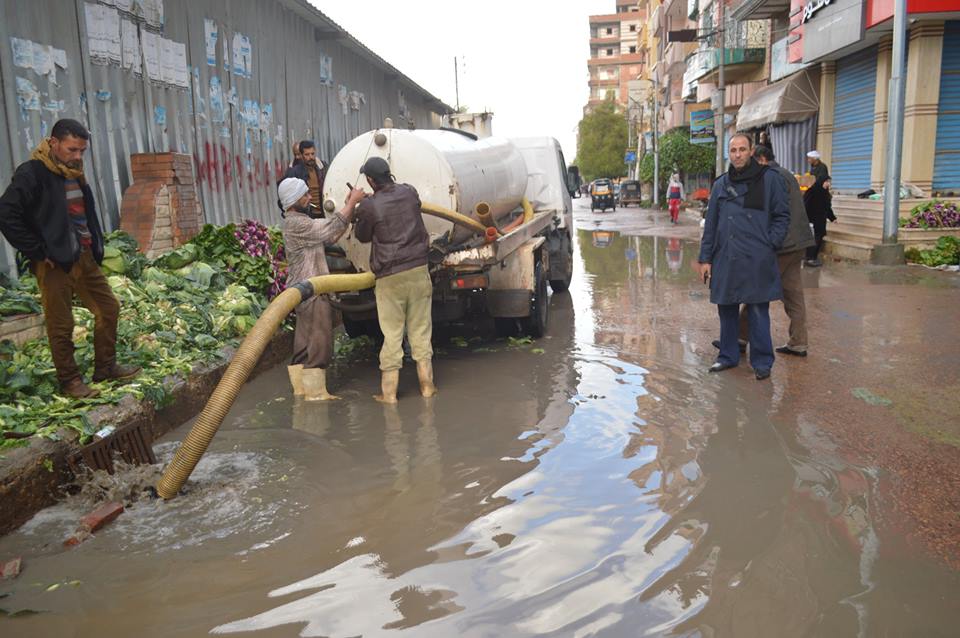   بالصور|| شفط  مياه الأمطار من شوارع مطوبس فى كفر الشيخ