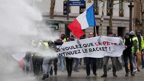   الاشتباكات بين الشرطة الفرنسية والمتظاهرين تصل قصر الرئاسة