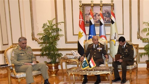   شاهد | وزير الدفاع يبحث مع رئيس أركان الجيش الباكستاني تعزيز التعاون العسكري