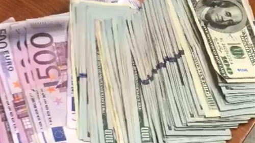   «بمنطقة حساسة».. راكب بمطار القاهرة يحاول تهريب 25 ألف يورو