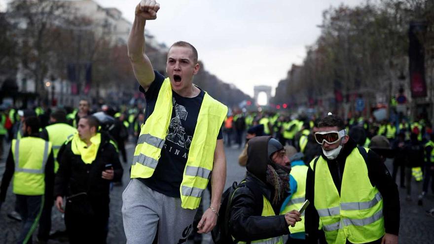   الشرطة الفرنسية تلقى القبض على 34 من متظاهرى «السترات الصفراء»