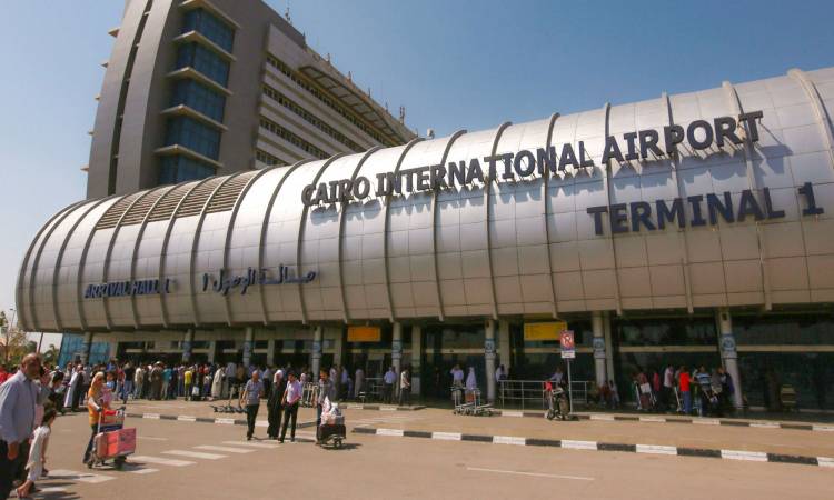   مطار القاهرة يستقبل جثامين المصريين المتوفين في حادث بالكويت