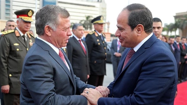   العاهل الأردني يستقبل الرئيس المصري في العاصمة عمّان ويشيد بدور مصر فى استقرار المنطقة