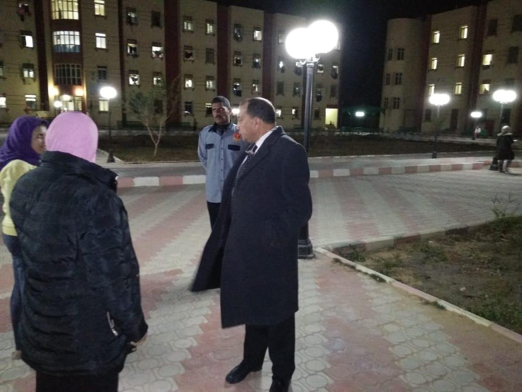   رئيس جامعة بني سويف في زيارة مفاجئة للمدينة الجامعية ليلًا