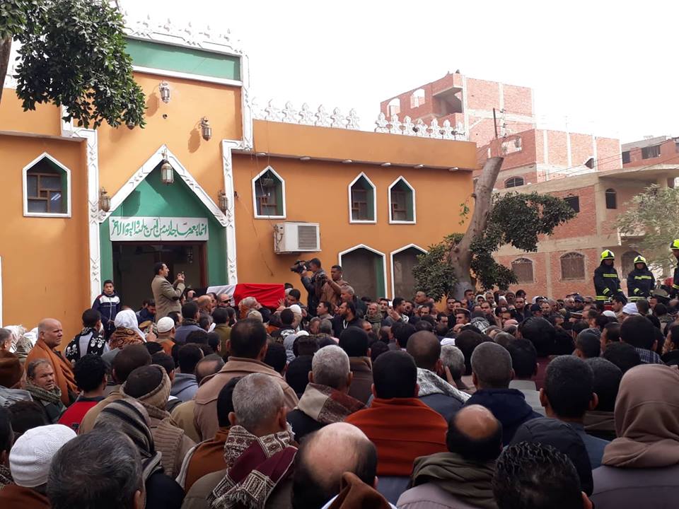   بالصور|| أهالى طوخ يشيعون جنازة الضابط شهيد العبوة الناسفة بمدينة نصر