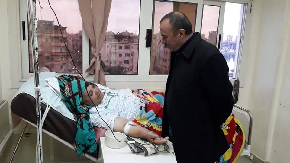   بالصور : وكيل تضامن دمياط يزور بائعة خضار بالمستشفى بعد إصابتها جراء سقوط شرفة عقار آيل للسقوط