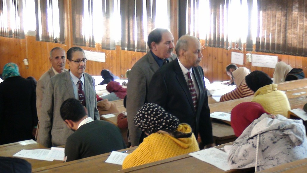   بالصور|| رئيس جامعة المنيا يتفقد سير الإمتحانات بكليتي «الزراعه» و«الصيدلة»