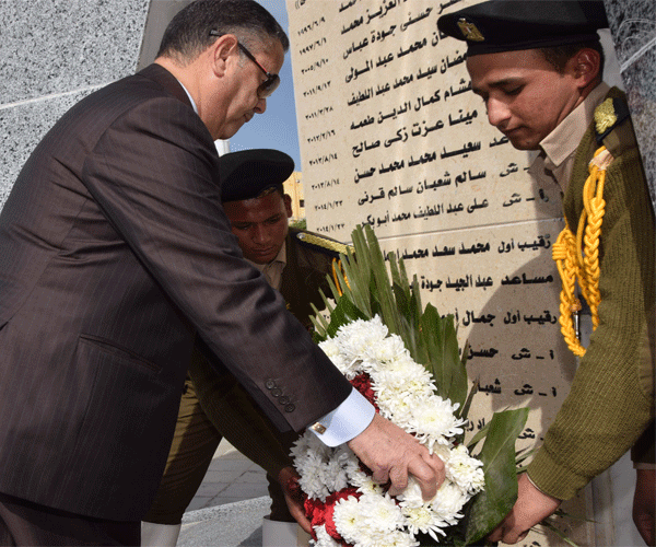   محافظ بني سويف يضع إكليل  الزهور  على النصب التذكاري لشهداء الشرطة