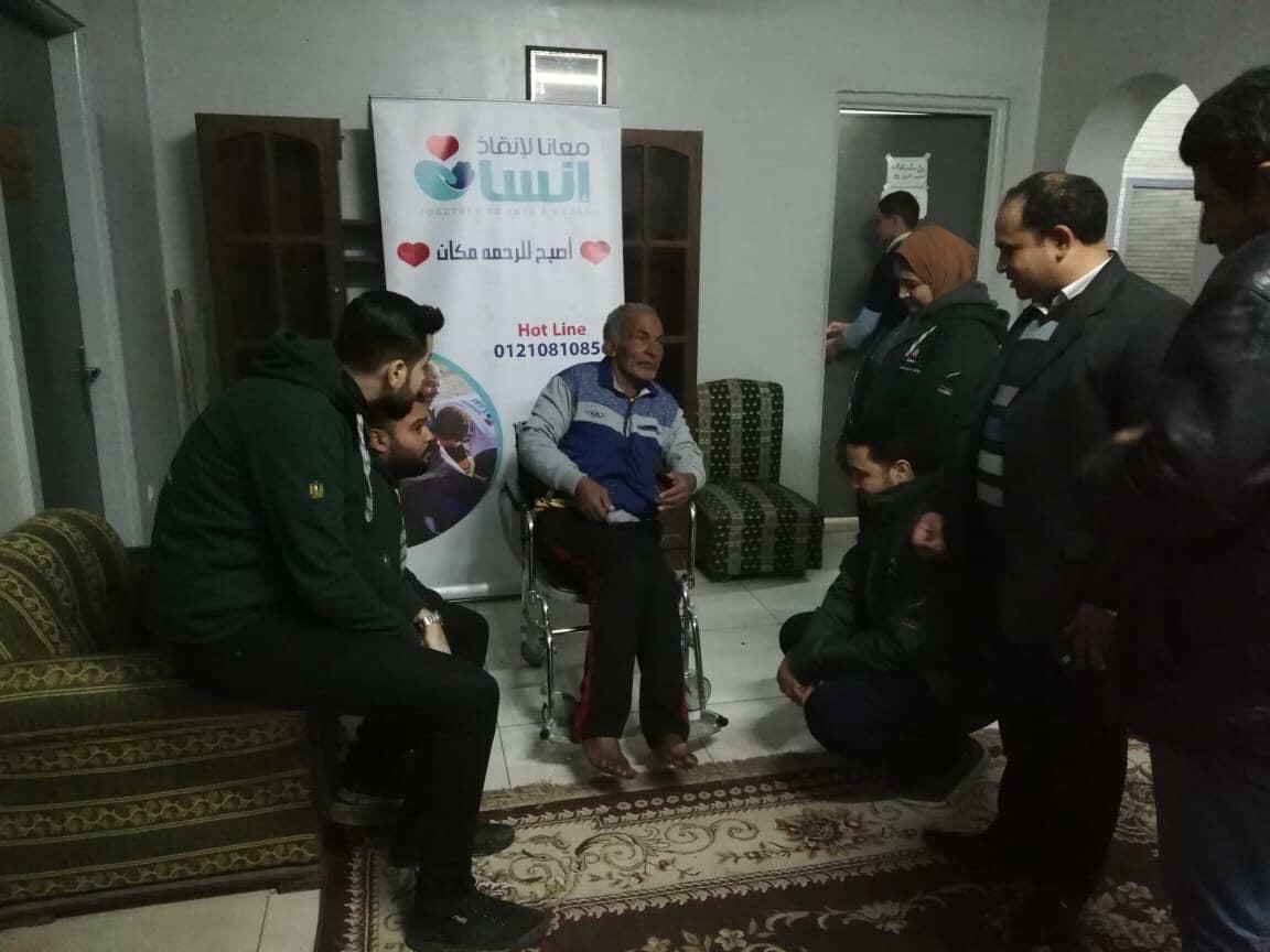   بالصور || فريق تابع لمبادرة حياة كريمة ينقذ مشرد مسن
