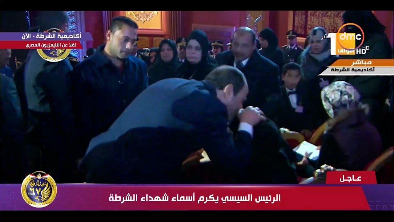   شاهد|| الرئيس السيسى يترك المنصة لمصافحة والدة الشهيد رمضان محمد يوسف
