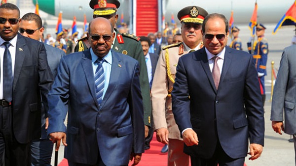   شاهد|| لحظة استقبال الرئيس السيسى نظيره السوداني عمر البشير