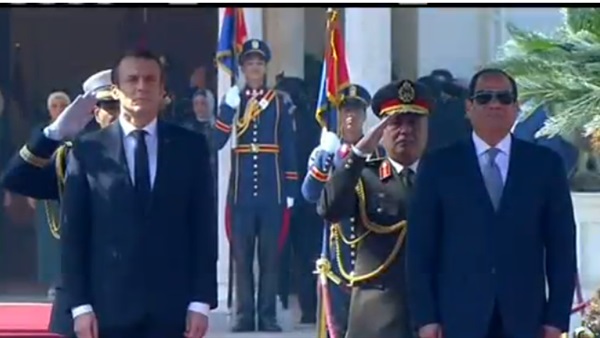   شاهد|| لحظة استقبال الرئيس السيسى نظيره الفرنسى بقصر الاتحادية