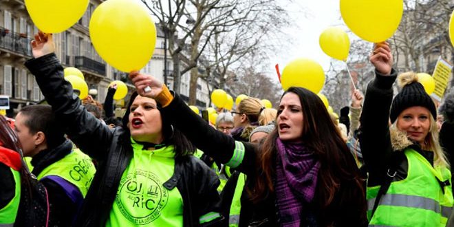   شاهد| نساء فرنسا يتظاهرن بـ «السترات الصفراء» احتجاجا على سياسات ماكرون