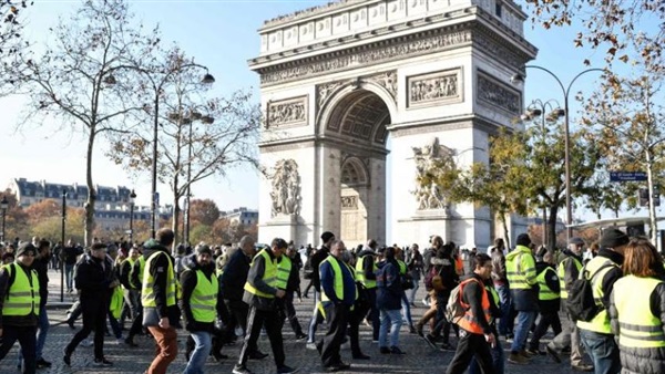   الشرطة الفرنسية تغلق الشانزليزيه.. بسبب «السترات الصفراء»