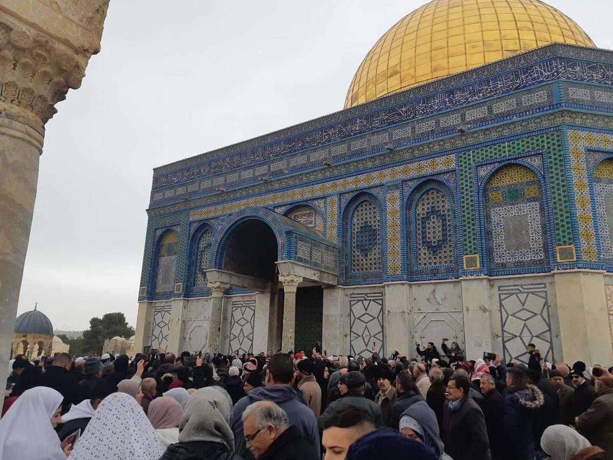 الاحتلال الإسرائيلي يحاصر الأقصى ويعتدي بالضرب على مديره