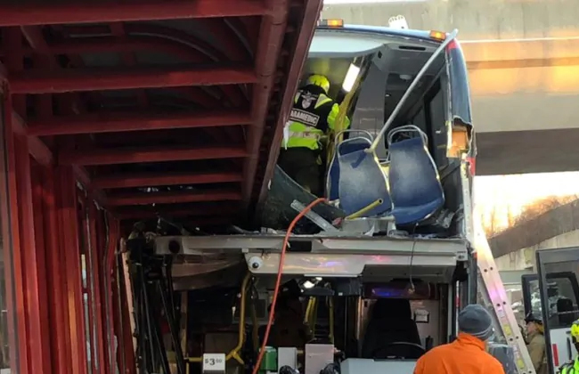  مصرع وإصابة 26 شخصا في تصادم حافلة بمحطة في كندا