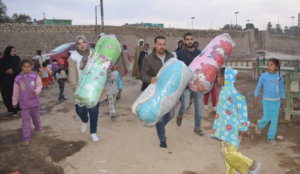   «نائب مطروح» يدشن حملة «لمواجهة الصقيع» بتوزيع البطاطين على المواطنين بمطروح