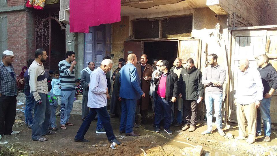   بالصور|| رئيس مدينة كفر الشيخ يتفقد شوارع محلة القصب بعد طفح «المجارى»