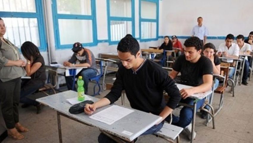   طلاب كفر الشيخ يؤدون امتحان «الأحياء والديناميكا والفلسفة»