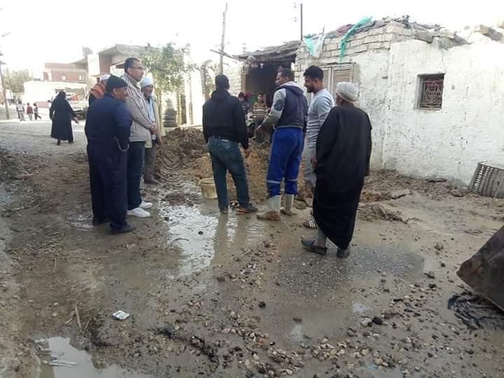   رئيس «أبوصوير البلد» يتابع أعمال إصلاح كسر بماسورة مياه «منشية مبارك»