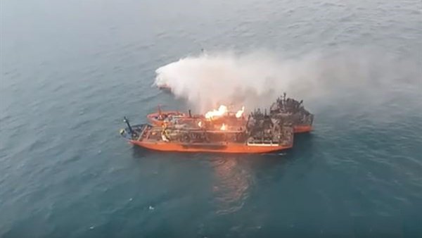   شاهد | لحظة اشتعال النيران بسفينتين في البحر الأسود