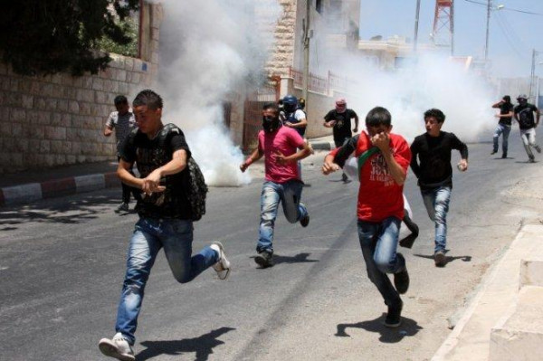   اختناق 30 طفلًا فلسطينيًا جراء اعتداءات الاحتلال على مدرسة الخليل