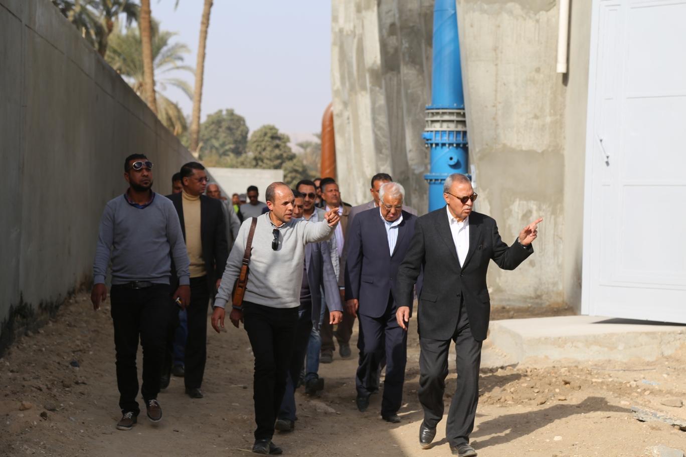   محافظ قنا يتفقد مشروعات مياه الشرب والصرف الصحي بمدينة فرشوط