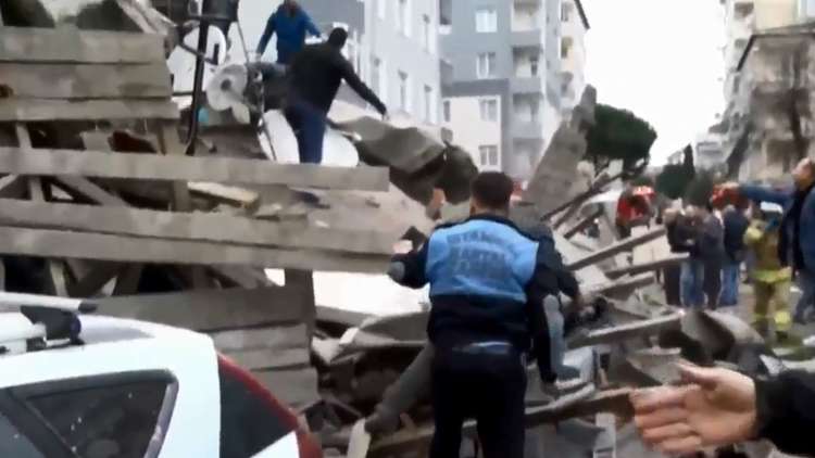   مصرع وإصابة 18 شخصًا إثر انهيار مبنى في إسطنبول