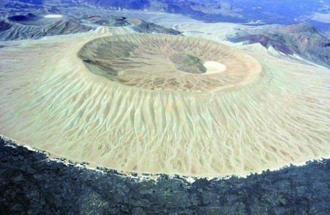   شاهد|| بركان أبيض فى السعودية يشكل أخاديد جيولوجية غريبة الأشكال تسحر الأنظار