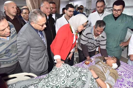   وزيرة الصحة تزور مصابي حادث الدرب الأحمر  وتطمئن على حالتهم الصحية