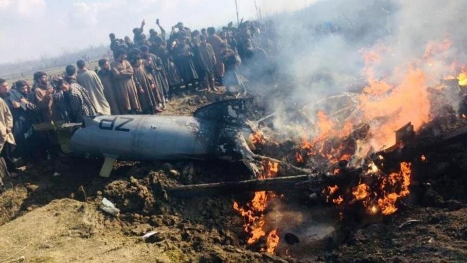  باكستان تسقط طائرتين هنديتين وتأسر طيار والهند تغلف أربعة مطارات