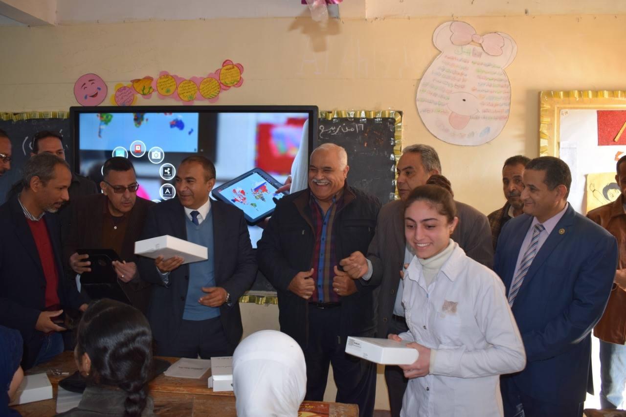   إدارات المنيا التعليمية توزع أجهزة التابلت على طلاب المدارس