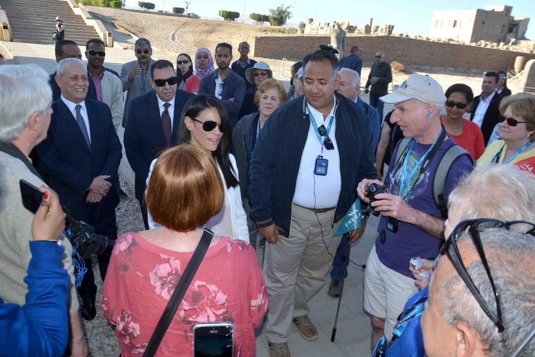   رانيا المشاط تلتقط صورا تذكارية مع السياح خلال زيارتها للأقصر