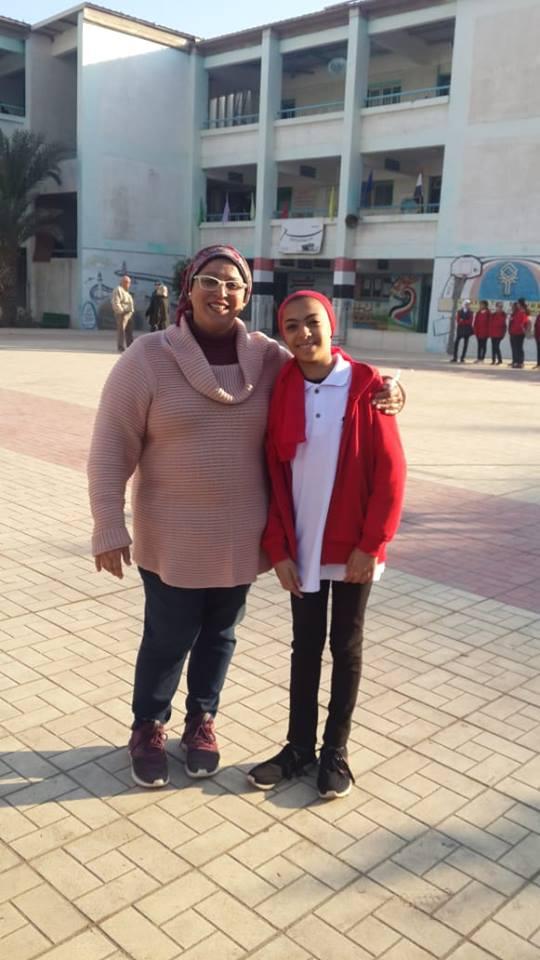   مديرة مدرسة النيل الإعدادية بنات بدمياط تكرم طالبة لأمانتها