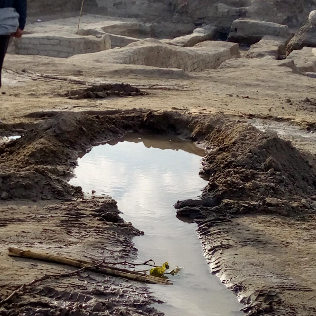   منذ 20 يوما..إنكسار خط مياه عمومي في موقع أثري بالمسخوطة و شركة المياه لا يوجد بها خامات لإصلاحه